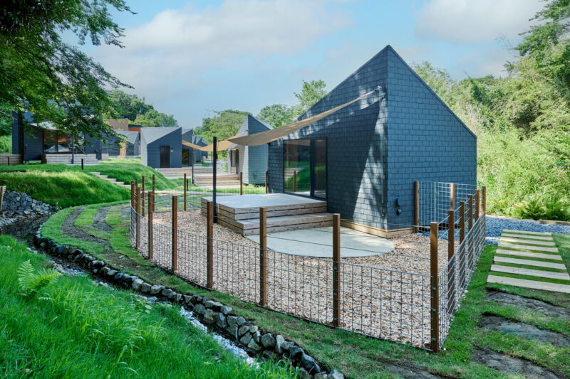 すべてのキャビンにウッドデッキが付いた独立型コテージとなっています