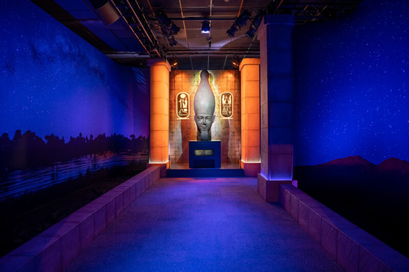 海外巡回展での展示風景 — ラムセス2世の巨像の頭部 © 2025 NEON Group Limited. All rights reserved.