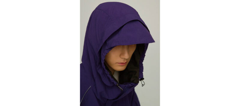 Hooded Taslan Mil Jacketはつば付きフードが雨をしっかりガードし、悪天候時も快適さを維持
