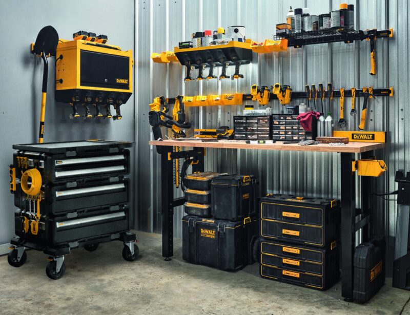 プロショップ、ホームセンター、オンラインショップなどで販売される製品は、ひと目で「デウォルトだ!」とわかるほど、黄色いアクセントカラーが特徴的