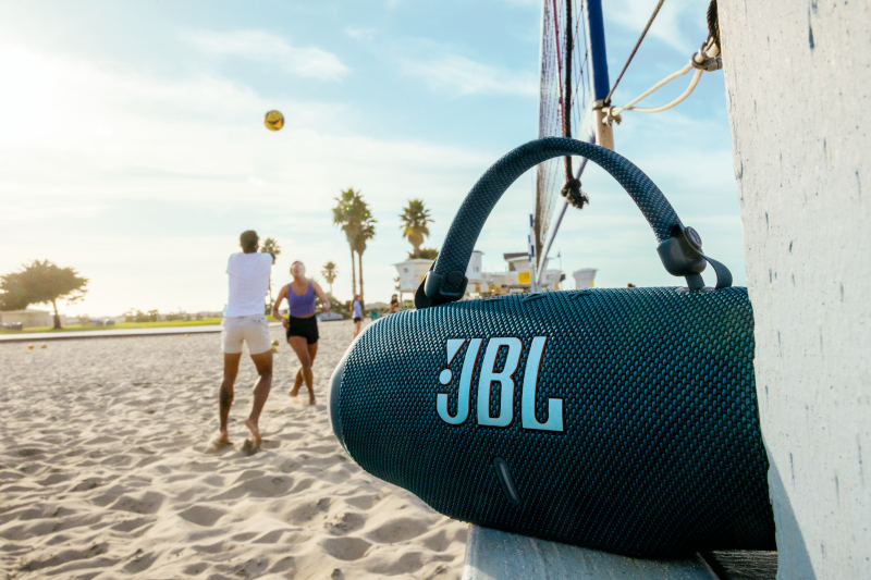 JBL_CHARGE6_LIFESTYLE_VOLLEYBALL_258A1579_x1