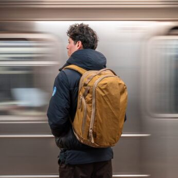 「無重力バックパックの新作」独自構造で驚くほど軽い…エイブルキャリーの最新バッグ“MaxEDC”はパッキングの自由度を高める圧倒的な収納力！