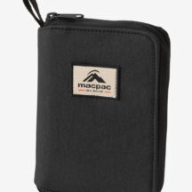 Quest Passport Folio（クエスト パスポート フォリオ） 品番：MM92551 価格：5,500円（税込） カラー：ブラック（K)、アーバンシック（UC） 素材：420D Recycled Oxford Nylon サイズ：17.5 × 12 × 2.4 cm 重量：約135g