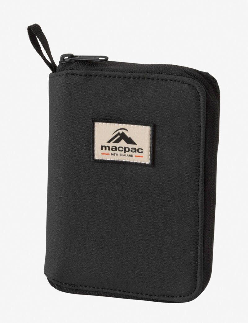 Quest Passport Folio(クエスト パスポート フォリオ) 品番:MM92551 価格:5,500円(税込) カラー:ブラック(K)、アーバンシック(UC) 素材:420D Recycled Oxford Nylon サイズ:17.5 × 12 × 2.4 cm 重量:約135g