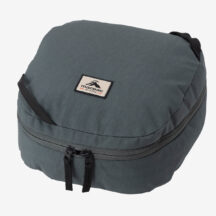Quest Washbag（クエスト ウォッシュバッグ） 品番：MM92552 価格：6,050円（税込） カラー：ブラック（K)、アーバンシック（UC） 素材：420D Recycled Oxford Nylon サイズ：27.5 × 25 × 15.5 cm 重量：約198g