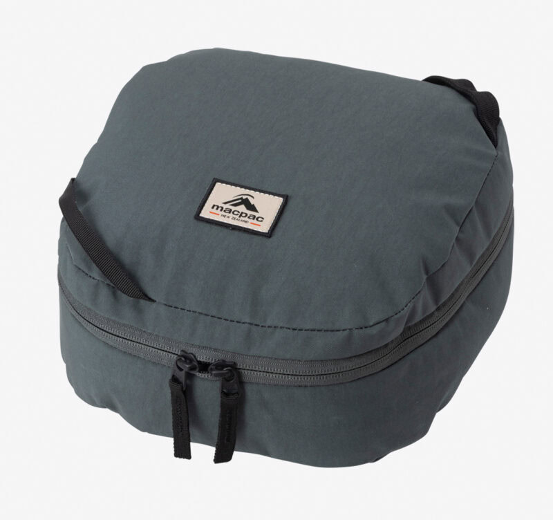 Quest Washbag(クエスト ウォッシュバッグ) 品番:MM92552 価格:6,050円(税込) カラー:ブラック(K)、アーバンシック(UC) 素材:420D Recycled Oxford Nylon サイズ:27.5 × 25 × 15.5 cm 重量:約198g