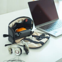 整理機能や収納力に優れ、高耐久でありながらRFIDブロック生地を一部使用するなど防犯機能もそなえた新商品