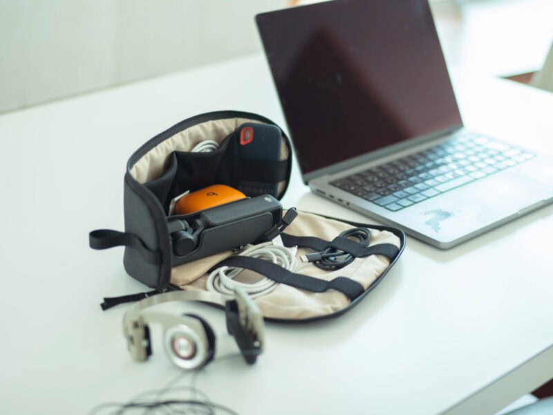 整理機能や収納力に優れ、高耐久でありながらRFIDブロック生地を一部使用するなど防犯機能もそなえた新商品