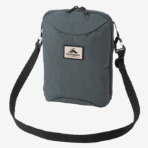 Quest Crossbody（クエスト クロスボディ） 品番：MM82553 価格：8,250円（税込） カラー：ブラック（K)、アーバンシック（UC） 素材：420D Recycled Oxford Nylon サイズ：23.5 × 16 × 9 cm 重量：約220g