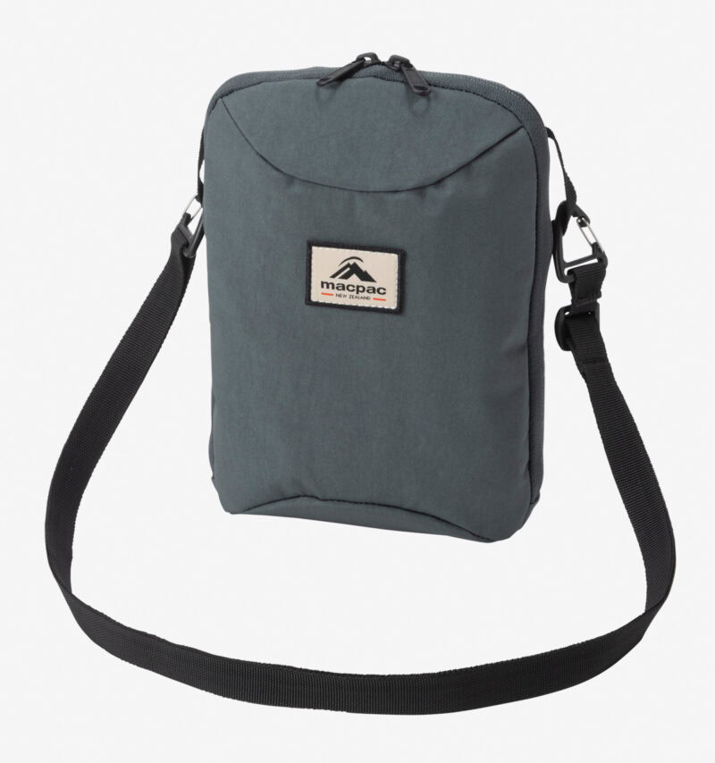 Quest Crossbody(クエスト クロスボディ) 品番:MM82553 価格:8,250円(税込) カラー:ブラック(K)、アーバンシック(UC) 素材:420D Recycled Oxford Nylon サイズ:23.5 × 16 × 9 cm 重量:約220g