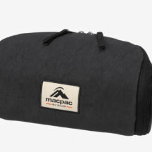 Quest Tech Pouch（クエQuest Tech Pouch（クエスト テック ポーチ） 品番：MM92550 価格：7,150円（税込） カラー：ブラック（K)、アーバンシック（UC） 素材：420D Recycled Oxford Nylon サイズ：13 × 27 × 9.5 cm 重量：約150g