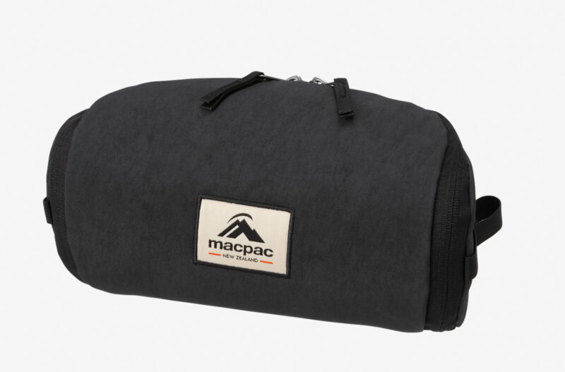 Quest Tech Pouch(クエQuest Tech Pouch(クエスト テック ポーチ) 品番:MM92550 価格:7,150円(税込) カラー:ブラック(K)、アーバンシック(UC) 素材:420D Recycled Oxford Nylon サイズ:13 × 27 × 9.5 cm 重量:約150g