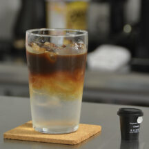 コーヒーのコクと炭酸の爽快感により、しっかりとした苦味にほんのり甘味と飲みごたえのあるスタイルの「クイックショット エスプレッソソーダ」