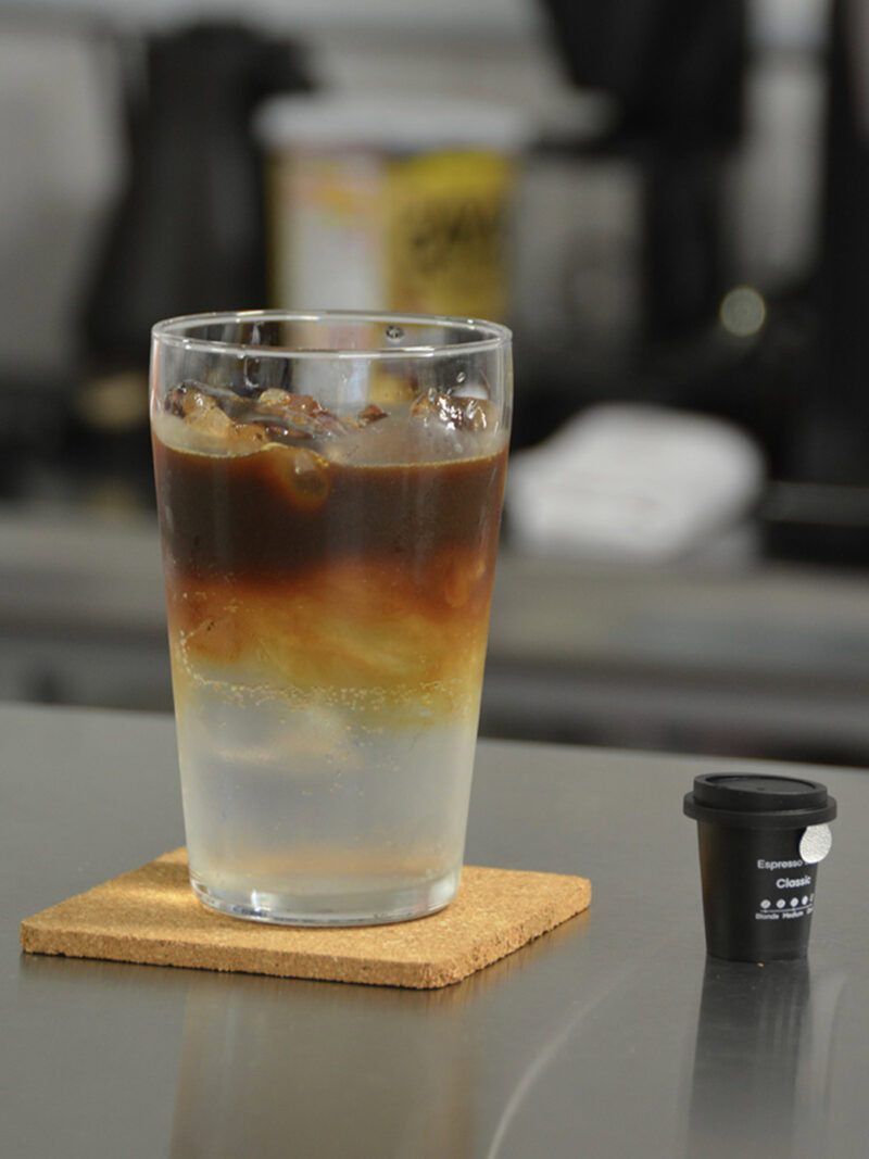 コーヒーのコクと炭酸の爽快感により、しっかりとした苦味にほんのり甘味と飲みごたえのあるスタイルの「クイックショット エスプレッソソーダ」