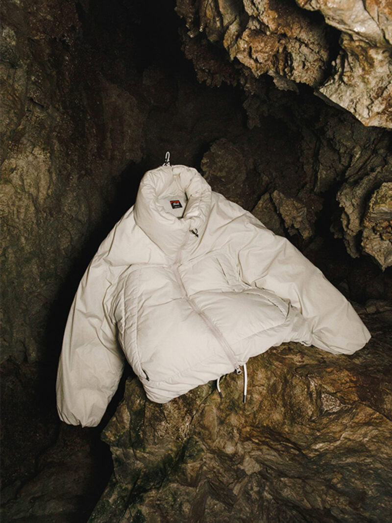 別注 NANGA スタンドカラーダウンジャケット no.:NANGADW-FEA7 price:¥44,000 (税込) color:GREIGE size:one 発売日:2025年10月末予定