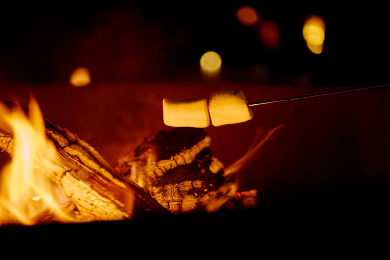 パチパチと音を立てる焚火。都会の喧騒から離れ、自然と向き合う夜には贅沢な時間が流れます