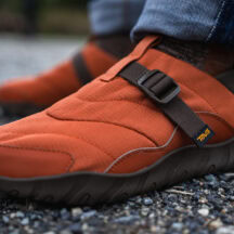 靴ひもを使わず気軽に脱ぎ履きできるスリッポンのようなシューズ