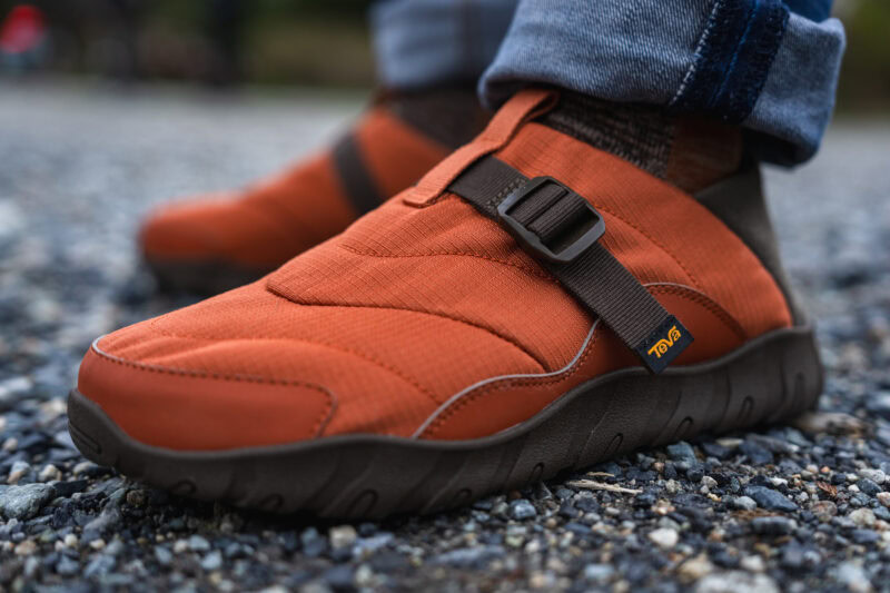 靴ひもを使わず気軽に脱ぎ履きできるスリッポンのようなシューズ