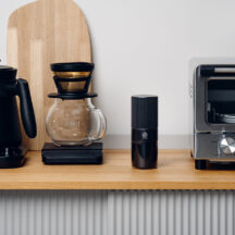 ポータブルコーヒーグラインダーC351は伸縮式のカップを伸ばし、スイッチを押すだけのシンプル構造