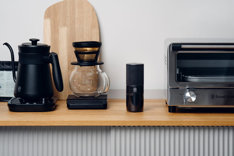 ポータブルコーヒーグラインダーC351は伸縮式のカップを伸ばし、スイッチを押すだけのシンプル構造