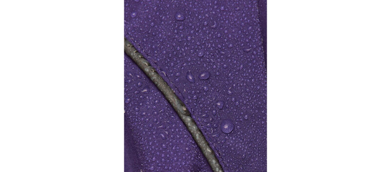 Hooded Taslan Mil Jacketは撥水仕上げにより、突然の雨にも対応可能