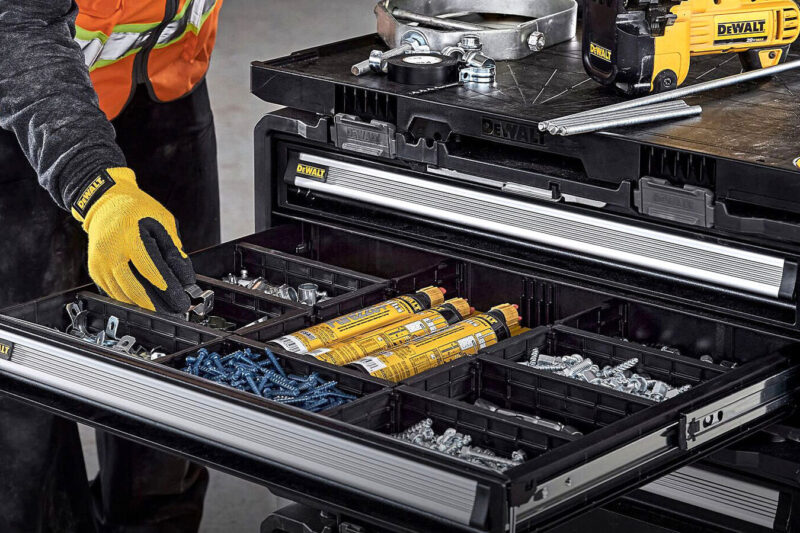 その先⾒性と⾰新性、安全性、⽣産性は100年以上にわたり、プロフェッショナルのニーズに応えているデウォルト製品