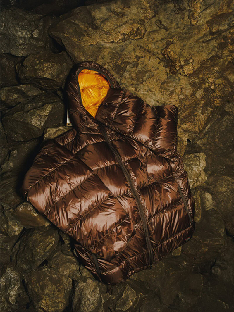 別注 NANGA クラシックダウンジャケット no.:NANGAD1-FEA7 price:¥44,000 (税込) color: BROWN size:M / L 発売日:2025年10月末予定