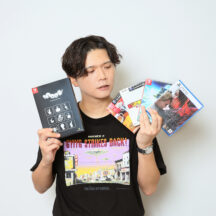 大好きなゲームソフトたちと一緒に。ちなみにTシャツも『MOTHER2』のもの。