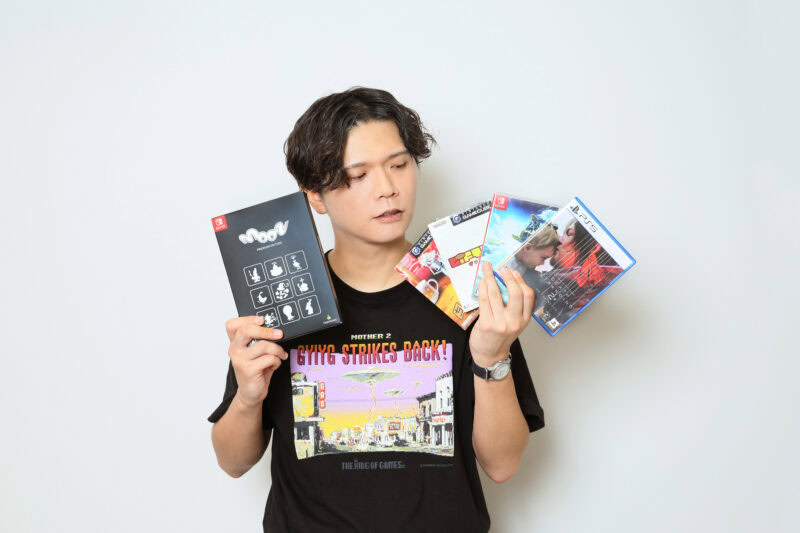 大好きなゲームソフトたちと一緒に。ちなみにTシャツも『MOTHER2』のもの。