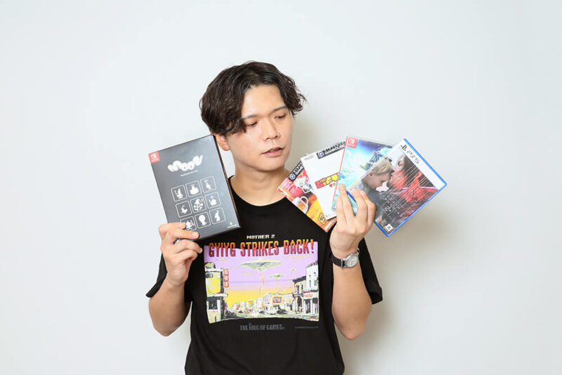 お気に入りのゲームソフトを持つケビンス・仁木