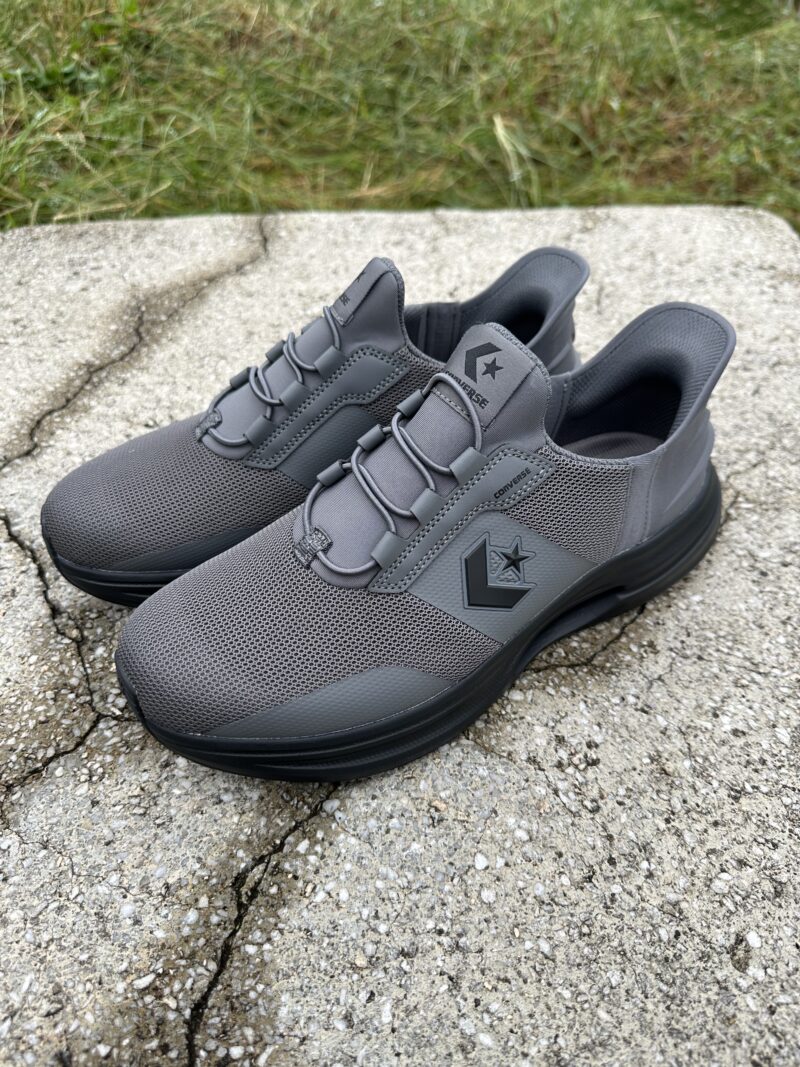 手を使わず、さっと履ける。コンバースのハンズフリーシューズ「SLITSLIDE」に新色が登場。快適な新作デニムにも注目を。