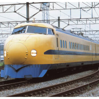 【歴代ドクターイエローを一挙公開】昭和・平成・令和、新幹線の安全運行を守り続けてきた4世代の系譜とは