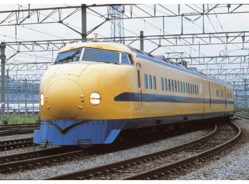 【歴代ドクターイエローを一挙公開】昭和・平成・令和、新幹線の安全運行を守り続けてきた4世代の系譜とは