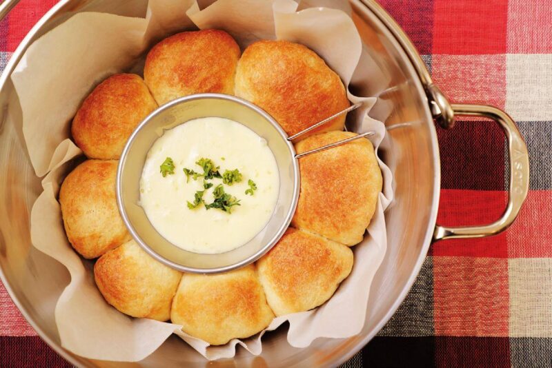 【激うまレシピ】有名キャンパーが伝授！写真映えも◎キャンプめしの大定番「ダッチオーブン」3選