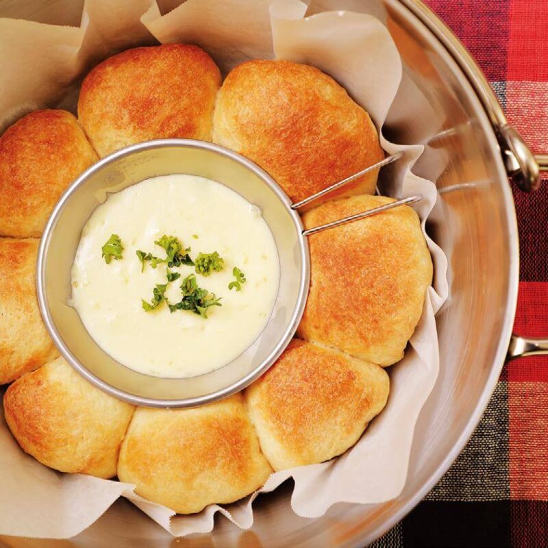 【激うまレシピ】有名キャンパーが伝授！写真映えも◎キャンプめしの大定番「ダッチオーブン」3選