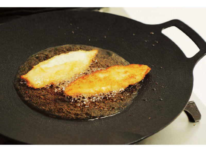 【キャンパー愛用者続出】焼く、炒める、煮る、揚げるがこれ1台!?マルチすぎる鉄板『マルチグリドル』はキャンプ飯の最強相棒だ！