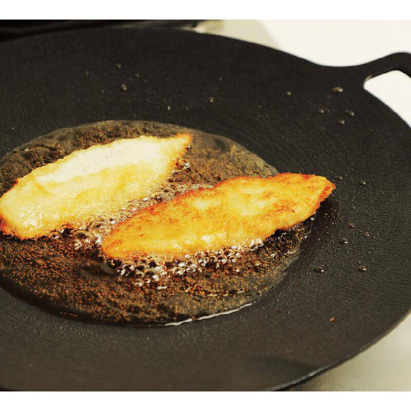 【キャンパー愛用者続出】焼く、炒める、煮る、揚げるがこれ1台!?マルチすぎる鉄板『マルチグリドル』はキャンプ飯の最強相棒だ！