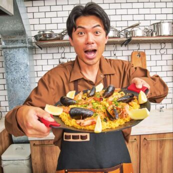 【話題爆発中の万能キャンプギア】『マルチグリドル』で作る最強アウトドアごはんを有名キャンパーが直伝！激ウマレシピ3選