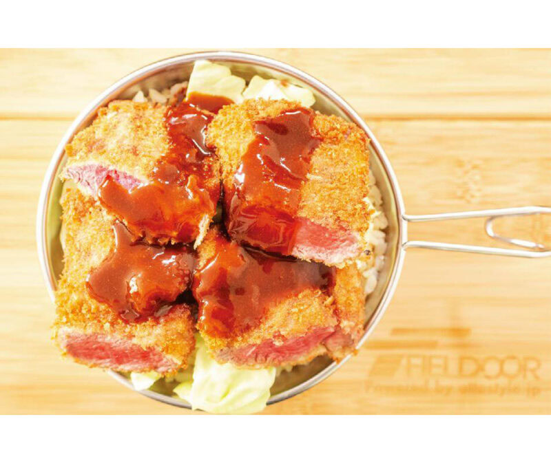 【シェラカップだけで作る激ウマレシピ】超ド定番ギアが映えアイテムに！家でも作れる「本格ご当地めし」4選