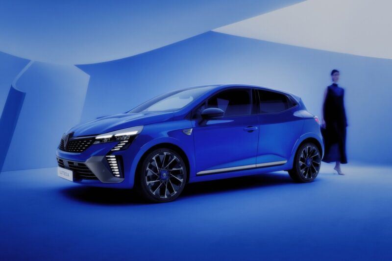 際立つ新しいデザイン！　機能と装備が大きく向上した新型ルノールーテシアが登場！