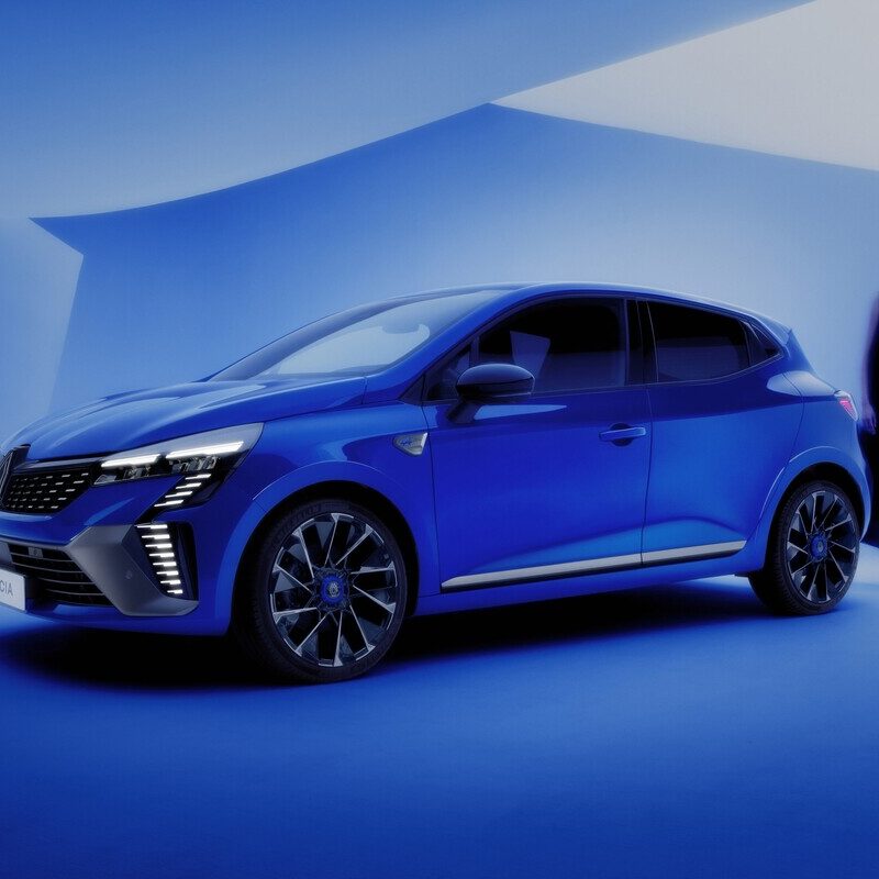 際立つ新しいデザイン！　機能と装備が大きく向上した新型ルノールーテシアが登場！