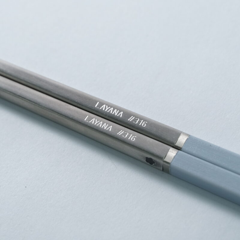 医療用メスにも使われる高耐食素材を採用した手を汚さないワンタッチ式マイ箸「LAYANATAHASI」