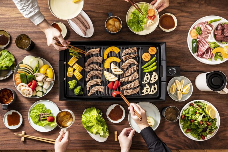 「暑い外でキンキンに冷えたビールを」「涼しいお家でアツアツのBBQを」この夏、大活躍する便利アイテム2選