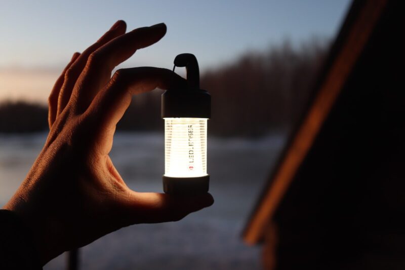 「キャンプにも防災にも使える」2択で選ぶアウトドアランタン、“燃料式orコンパクトLED”どっちがおすすめ？