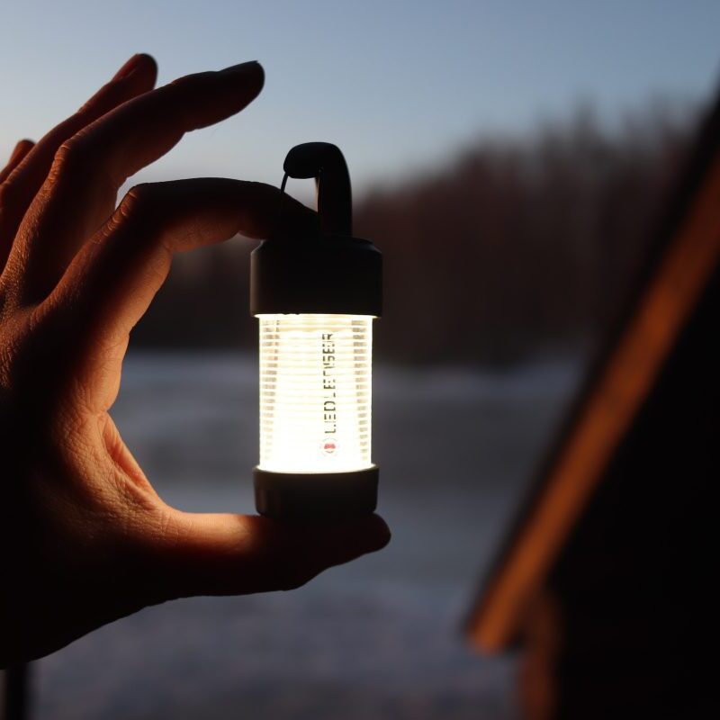 「キャンプにも防災にも使える」2択で選ぶアウトドアランタン、“燃料式orコンパクトLED”どっちがおすすめ？