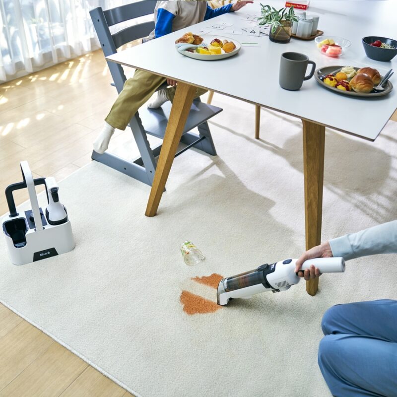 「ずっとこんなのが欲しかったよ」と、恍惚になる秒速シミ取りクリーナー「Shark®StainForceコードレスシミ取りクリーナー」新発売！