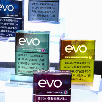「人気投票で全国デビューを決める」4つの新フレーバーが登場した、『プルーム・オーラ』のたばこスティック『エボ』