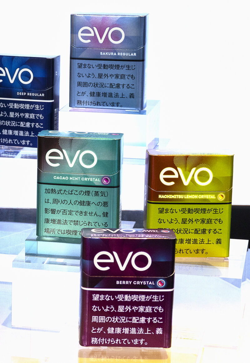 「人気投票で全国デビューを決める」4つの新フレーバーが登場した、『プルーム・オーラ』のたばこスティック『エボ』