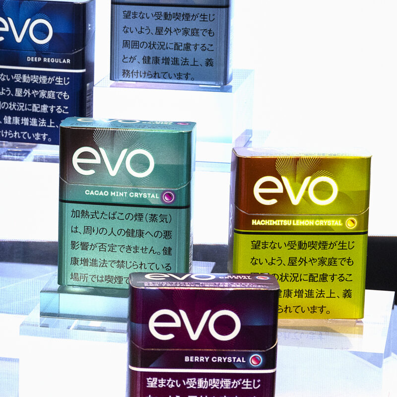 「人気投票で全国デビューを決める」4つの新フレーバーが登場した、『プルーム・オーラ』のたばこスティック『エボ』