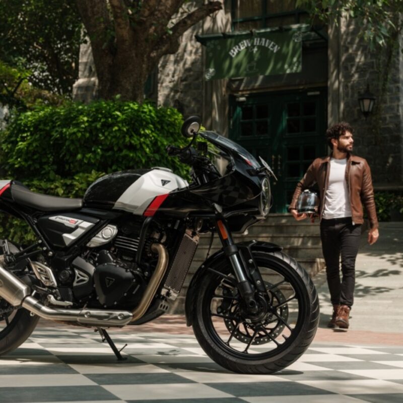 自分でイジる必要なし！ノーマル状態で超絶イケてる「Thruxton400」と「Tracker400」がトライアンフから新登場！